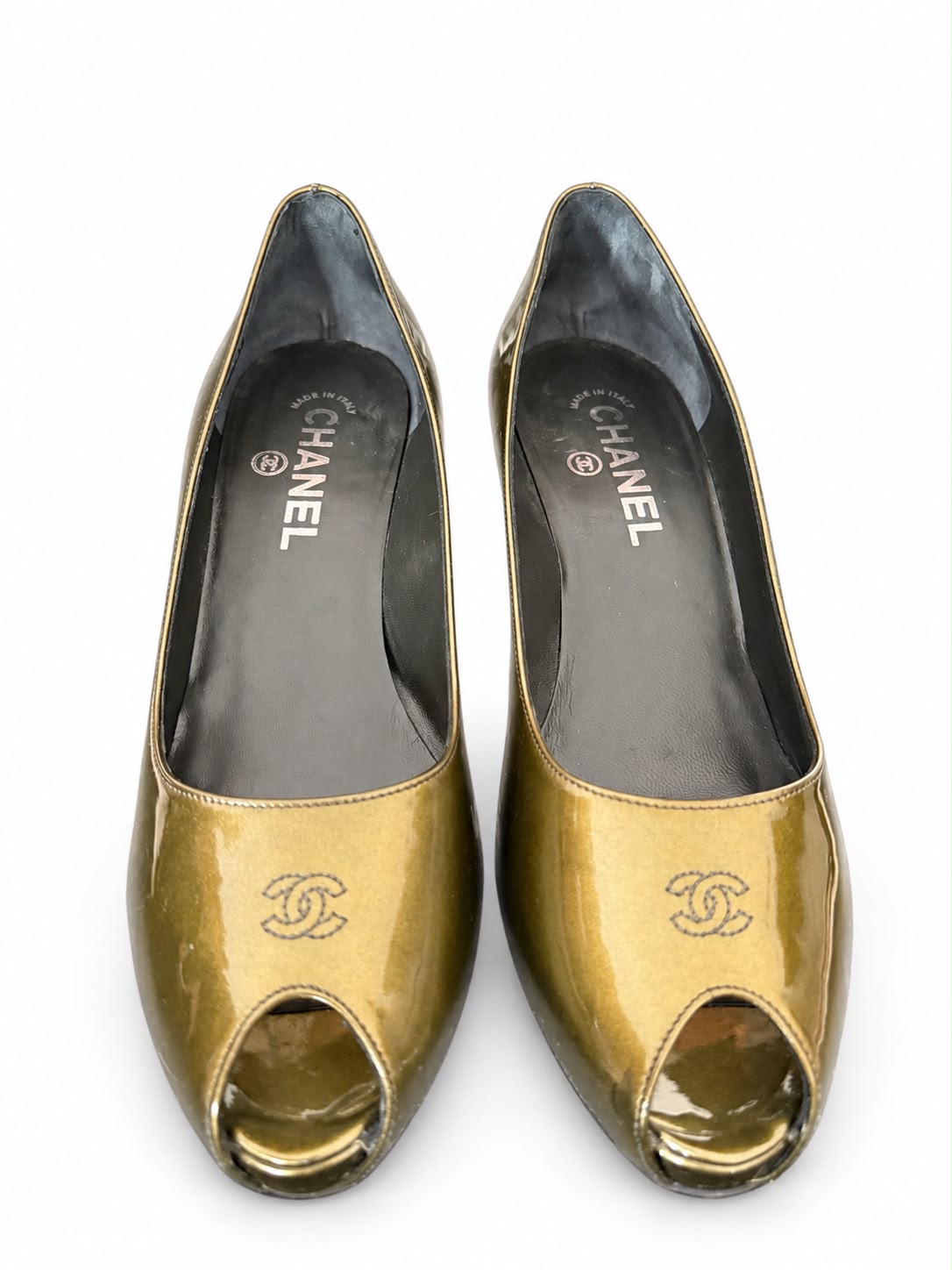 CHANEL — Escarpins Peep-Toe métallisés à CC brodé
